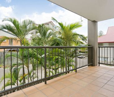 FULLY FURNISHED Two-bedroom modern apartment in ideal Herston locat... - Photo 2