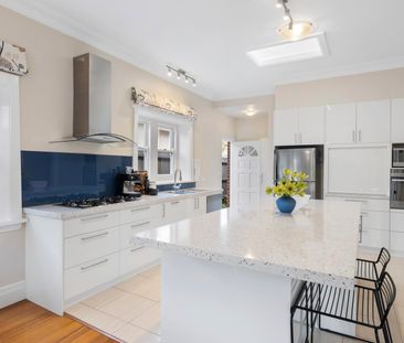 Charming 6-Bedroom Family Home - Photo 3
