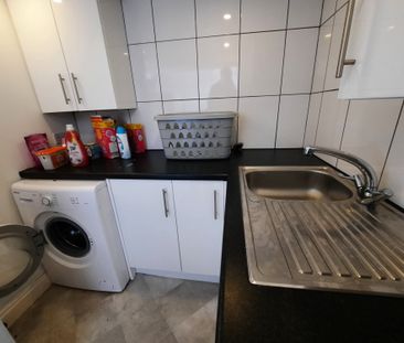 Quiet, modern and clean house share, close to town centre - Photo 4