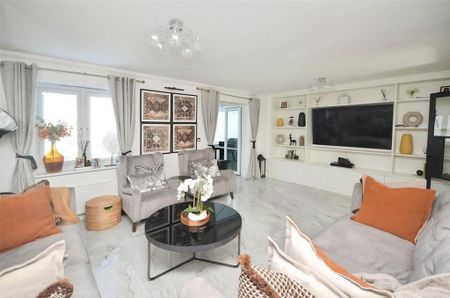 4 bedroom link detached house to rent - Photo 2