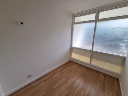 3 Bed Maisonette, Gough Walk, E14 - Photo 3