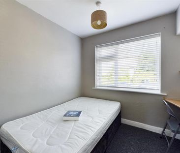 4 bedroom semi-detached house to rent - Photo 3