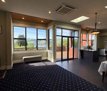 5 Bedroom Home with Sweeping Harbour Views - Photo 4