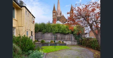 A historic townhouse with charm, character and Cathedral views. - Photo 2