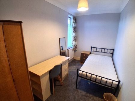 Ainsworth Street, Cambridge £2,500 pcm ⓘ The monthly or weekly payment required by the landlord. Read our glossary page , 5 bedrooms, maisonette, to let * Tenant info - Photo 5