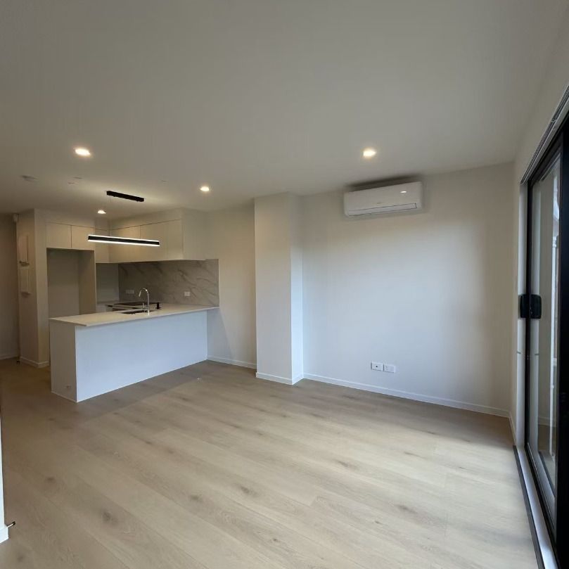 Stylish Living in a Scenic Titirangi Setting! - Photo 1