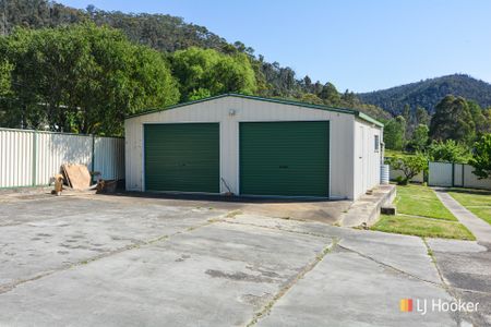 Family Home with an Oversized Garage & Yard - Photo 3