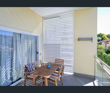Superb contemporary apartment in leafy Annerley - Photo 5