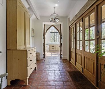 Enchanting property surrounded by woodland on outskirts of Burford. - Photo 1