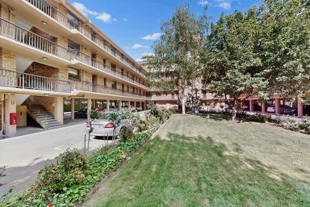 Modern One-Bedroom Apartment in Prime St Kilda Road Location - Photo 4