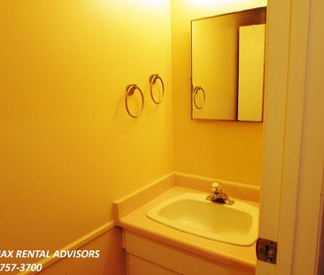 GREAT 3 BED, 1.5 BATH, 2 STOREY TOWNHOUSE W/ AN OUTDOOR PARKING STA... - Photo 3