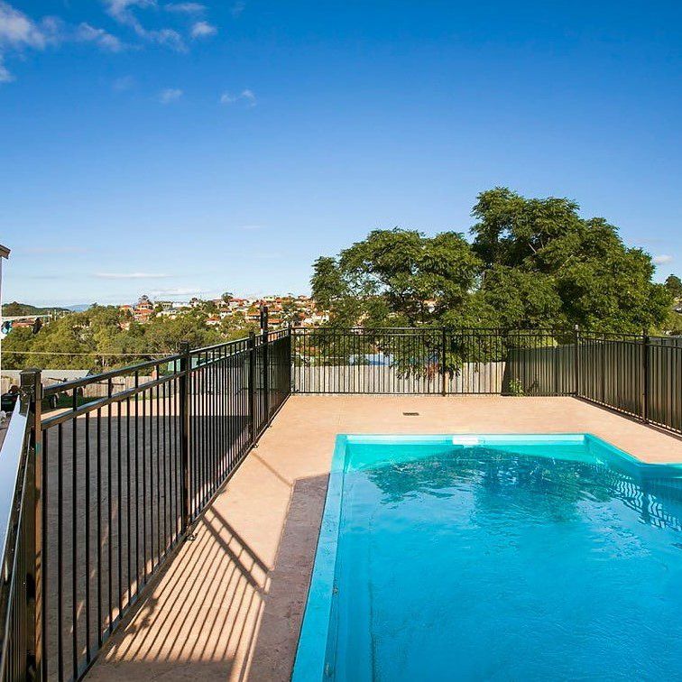 LARGE 4 BEDROOM HOME WITH A POOL! - Photo 1