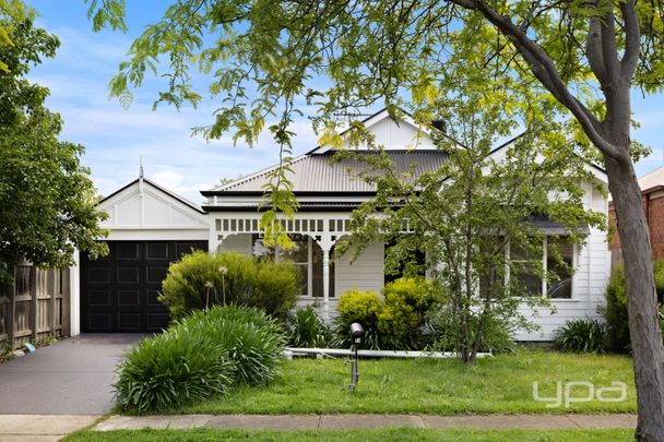 Beautifully Presented Home Offering Comfort & Convenience !! - Photo 1