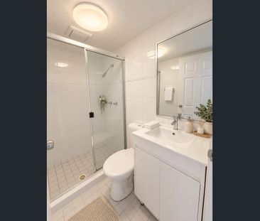 Fresh Interiors & Modern Comfort in a Prime Location - Photo 5