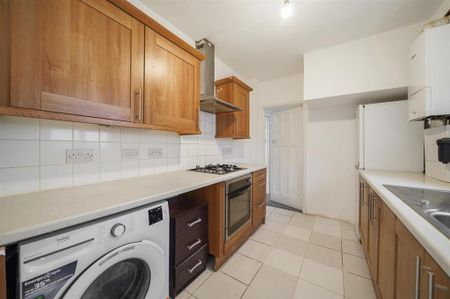 3 bedroom semi-detached house to rent - Photo 3