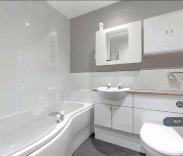 1 bedroom in a flat share to rent - Photo 5