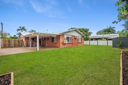 Neat and Tidy Three Bedroom Family Home&excl; - Photo 2