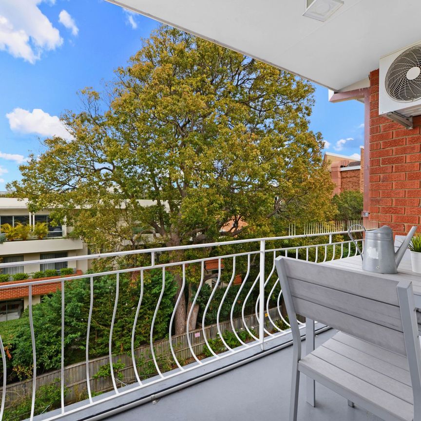 Renovated 2 Bedroom Apartment with Carspace - Photo 1