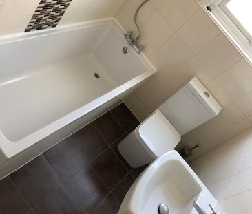 Ensuite room close to ilford station ideal for working female- £650... - Photo 3