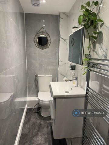 1 bedroom in a house share to rent - Photo 3