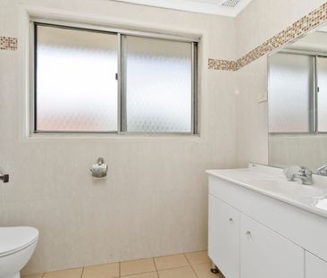 Comfortable & Cozy 3 Bedroom Home - Centrally Located - Photo 3