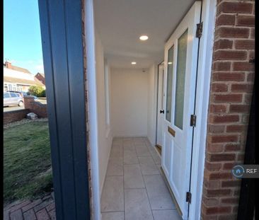 3 bedroom semi-detached house to rent - Photo 2