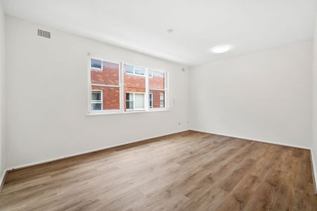 Freshly Updated Apartment in a Prime Coastal Location - Photo 5