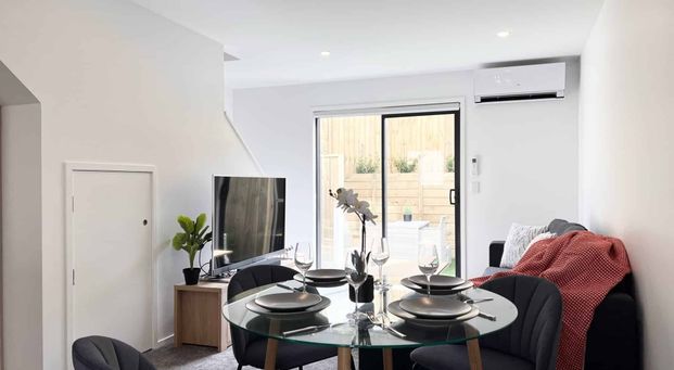 FULLY FURNISHED STYLISHLY PRESENTED INNER CITY TOWNHOUSE! - Photo 1