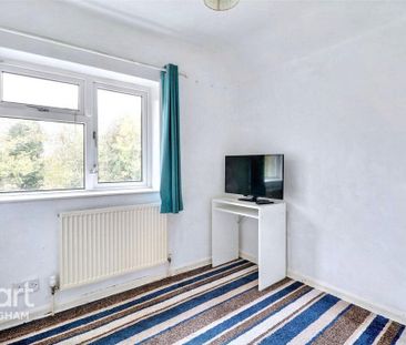 3 bedroom end of terrace house to rent - Photo 3