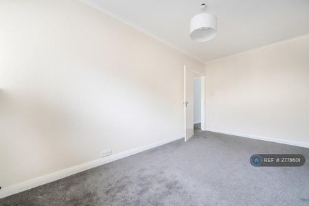 3 bedroom flat to rent - Photo 2