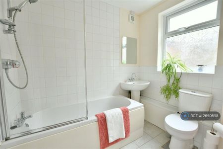 2 bedroom flat to rent - Photo 4