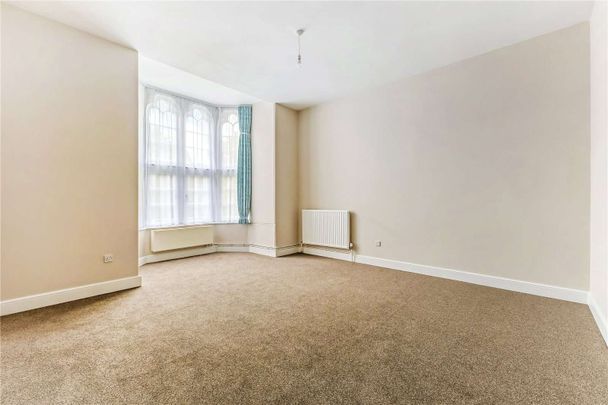 Elegant First-Floor Apartment in Historic Castle Setting. - Photo 1