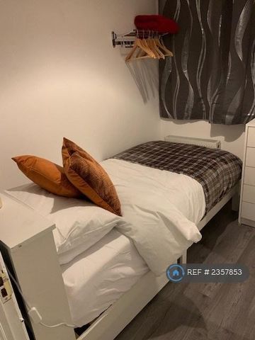 4 bedroom semi-detached house to rent - Photo 4