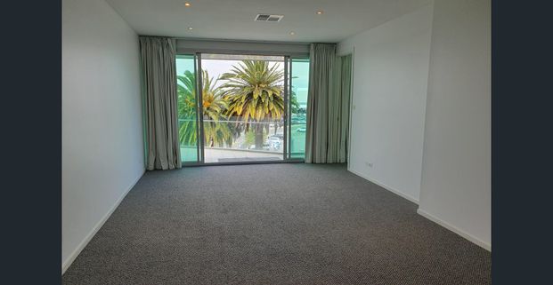 LUXURY 3-BEDROOM APARTMENT, WALKING DISTANCE TO WESTFIELD SHOPPING CENTRE WEST LAKES - Photo 1