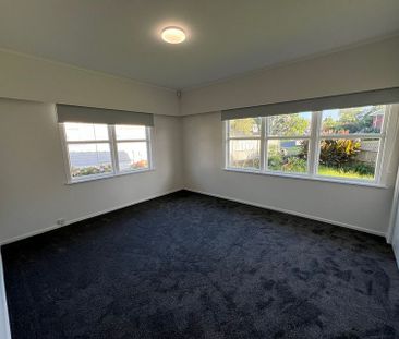 Newly Renovated 3BR Townhouse in Pakuranga Heights - Photo 2