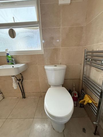 Self contained studio flat close to barking station -£1100 inclusive bills - Photo 2