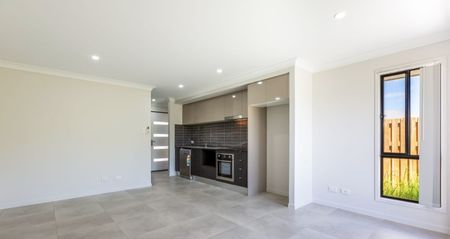 2/22 Jezebel Street, Rosewood QLD 4340 - House For Rent - $360 | Domain - Photo 2