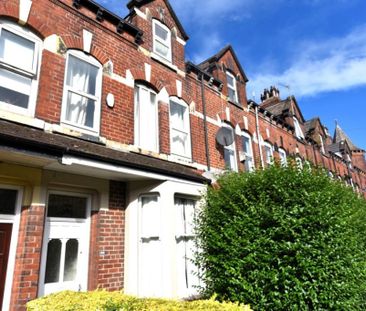 6 bedroom House in Cardigan Road, Leeds - Photo 1