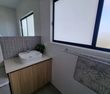 Helensvale - Photo 4