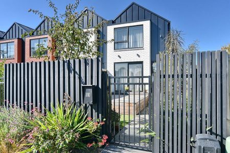 Modern, warm & Prime location - Photo 2