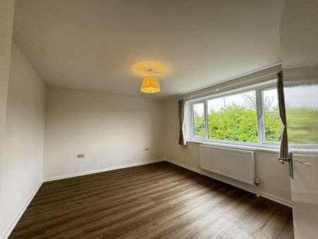 4 bedroom semi-detached house to rent - Photo 2