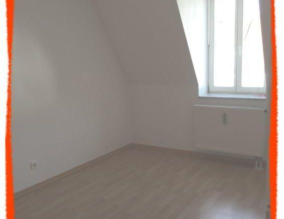 3-Zimmer-Wohnung mit großem BALKON und LAMINAT in Zwickau, zentrumsnah und im Dachgeschoss - Photo 1