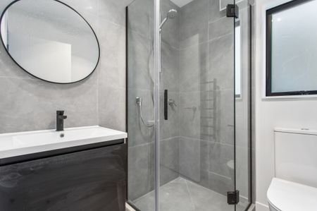 Modern Luxury - Unbeatable Location - Photo 2