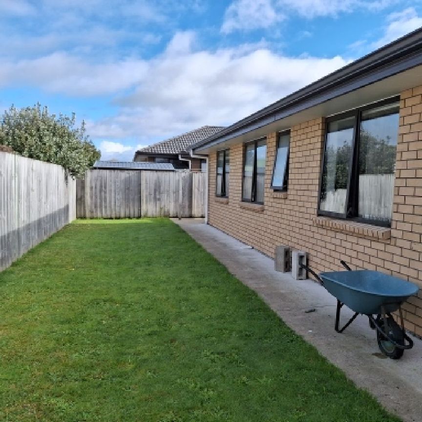 Modern three bedroom family home - Photo 1