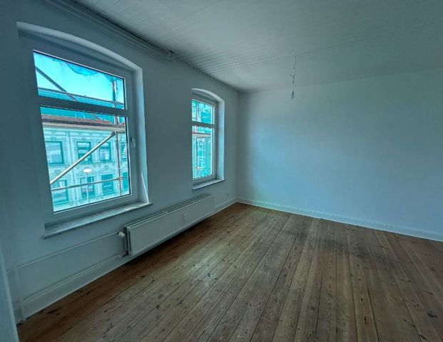 Charmante 3-Zimmer-Altbauwohnung mit Holzdielen & großen Fenstern zum 16.07.2025 bezugsfertig! - Foto 1