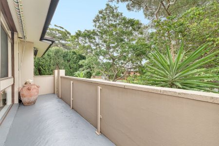 Sun-Drenched Two Bedroom Apartment Boasting Ultra Convenience - Photo 4