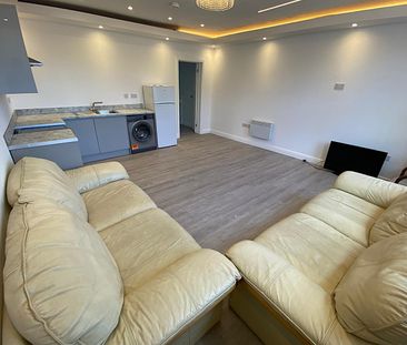 £1,300 PCM, Newly Refurbished Two Bedroom Maisonette in Clare Road,... - Photo 1