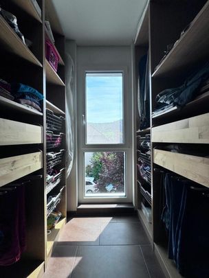 Moderne 5,5-Zimmer-Doppelhaushälfte mit Wintergarten, XXL-Küche & Garagenbox in ruhiger Lage - Foto 1