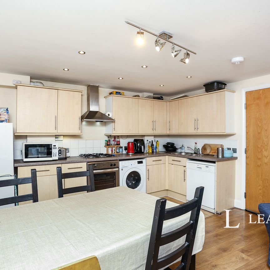 2 bedroom apartment to rent Lee High Road, London, SE13 - Photo 1