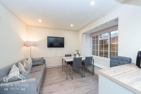 3 bedroom end of terrace house to rent - Photo 2